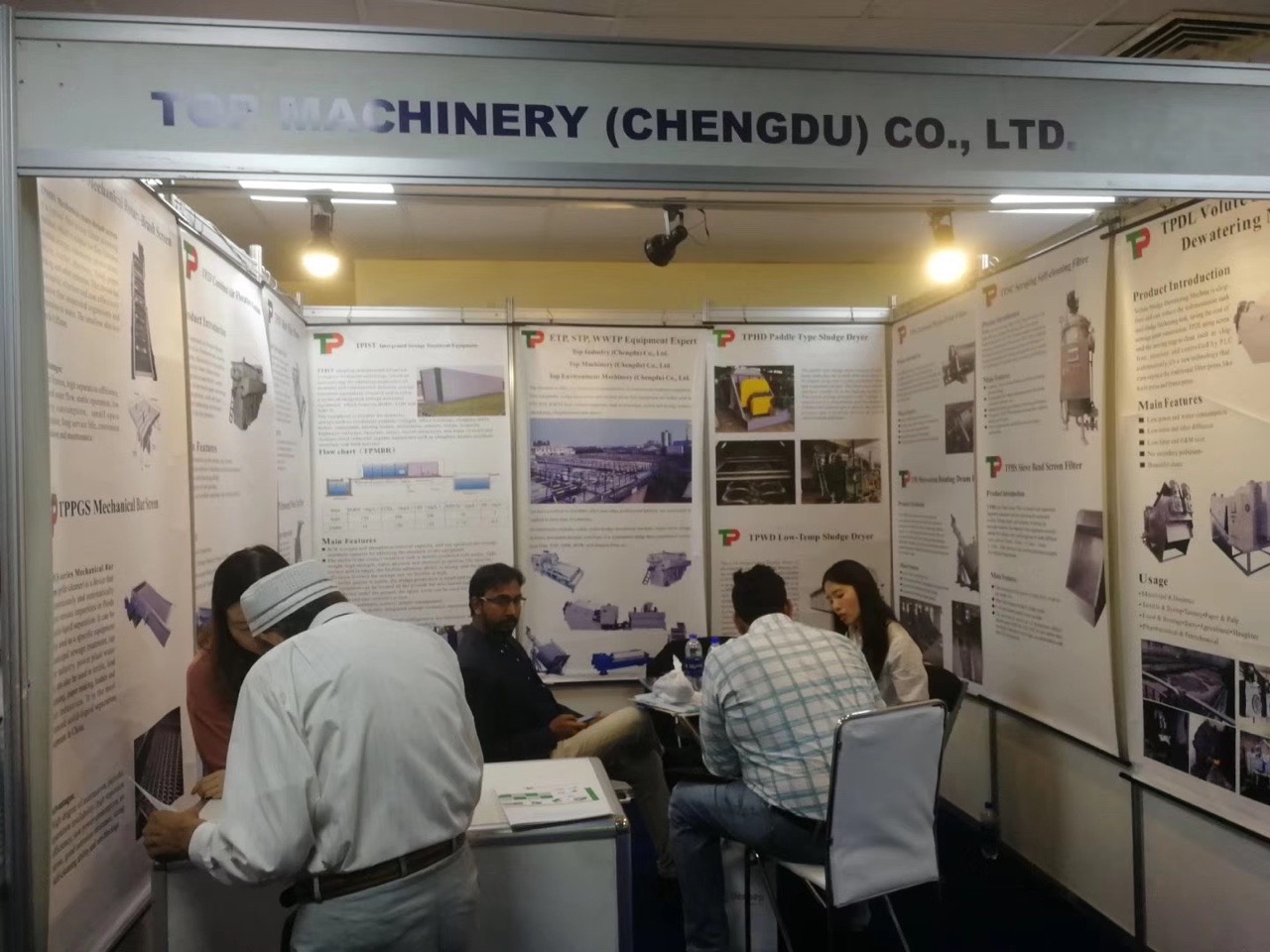 Revolutionary Indoor Aquaculture System with Water Filtration and 1000L/Hour Capacity