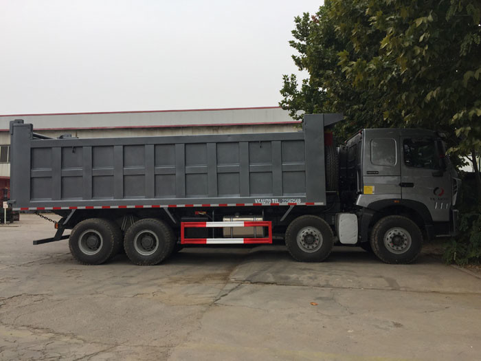 White SINOTRUK HOWO A7 8X4 Heavy Dump Truck For Mining ZZ3317N3867N1