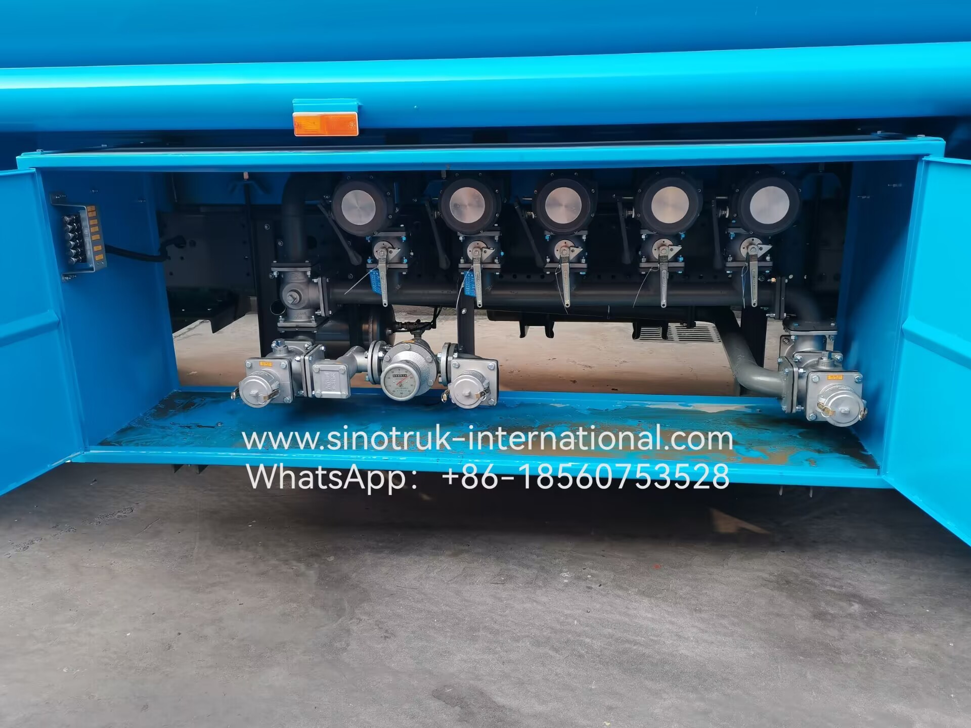 HOWO 8X4 Petroleum Oil Storage Tank Fuel Delivery Truck 30 CBM
