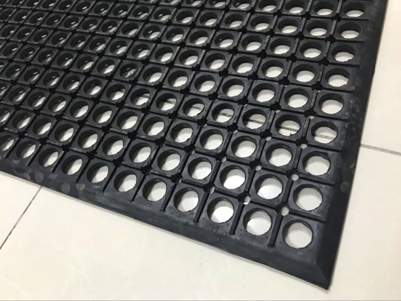 Rubber floor mat Hotel kitchen rubber floor mat Round hole rubber floor mat