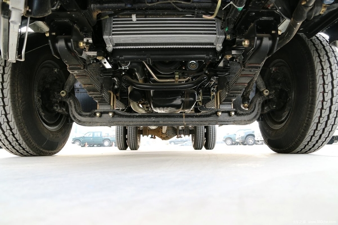 15 Ton Cargo Truck Euro 4 Isuzu 4×2 Van Lorry Truck 6 Tires Multi Leaf Springs 35 Cubic Box