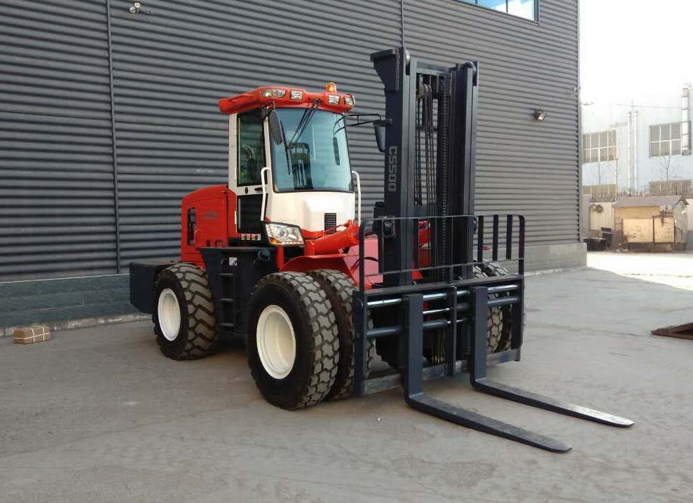 5.5ton 4 Wheel Drive Forklift , 25km/H All Terrain Telescopic Forklift