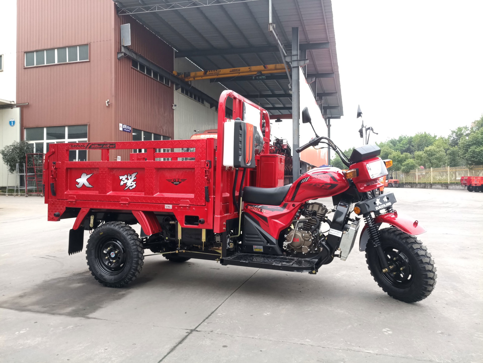 2021 Semi Cabin 300cc Motorized Cargo Tricycle with Front Hydraulic Spring Shock Absorber