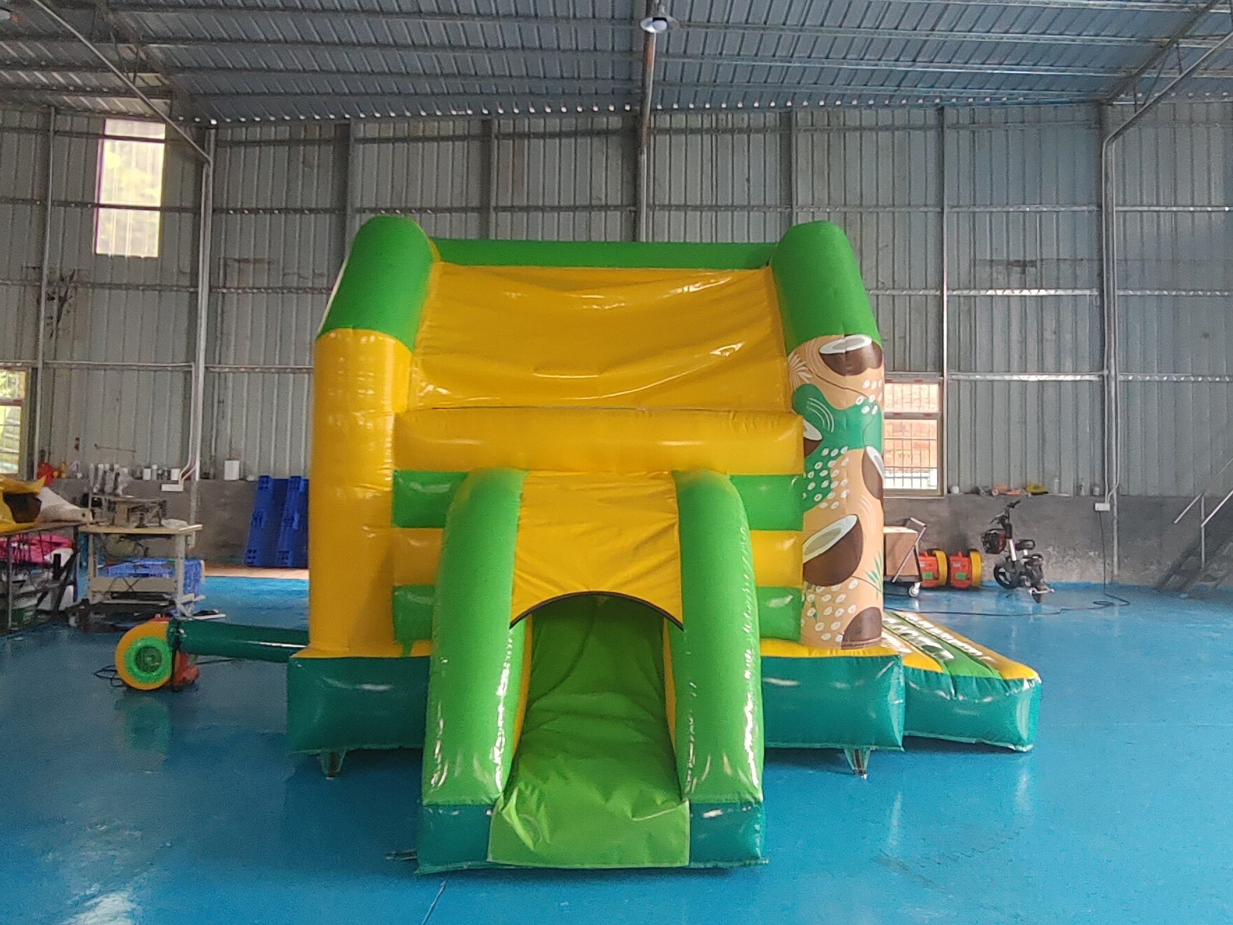 Commercial Grade Inflatable Combo Coconut Tree Sandbeach Inflatable Bouncy House With Slide Jumping Castle For Sale
