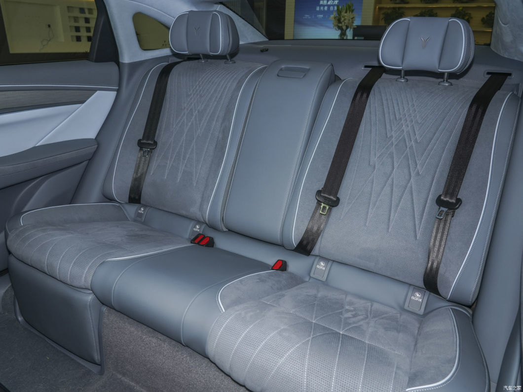 4WD Driven Vehicles Hybrid Electric Sedan Car with 5 Seats