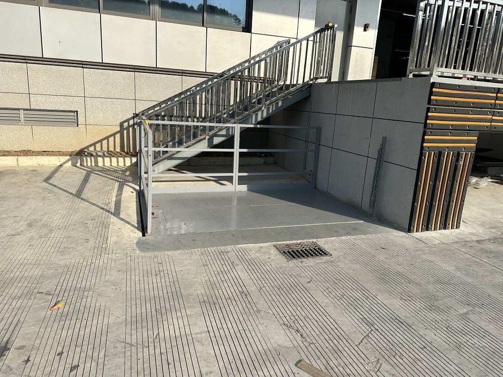 Loading Dock Table Hydraulic Scissor Lift Table with Handrail and Chain