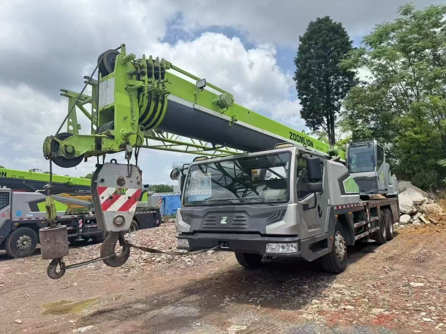 Five-Arm Crane JibZTC251E552 2020 Years Zoomlion Mobile Crane 300tons for Heavy-Duty Construction Projects