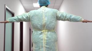 China Visitor Isolation Ppe Aami Level2 Protective Hospital Gowns Disposable Gown with Elastic Cuff on sale