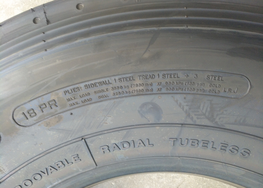 Rib Tread 12R22.5 Highway Truck Tires Four Straight Grooves Design Light Weight