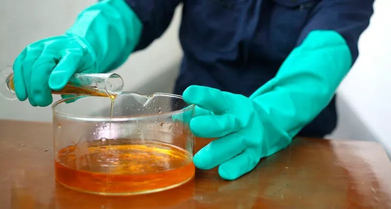 Industrial safety gloves with black nitrile coating
