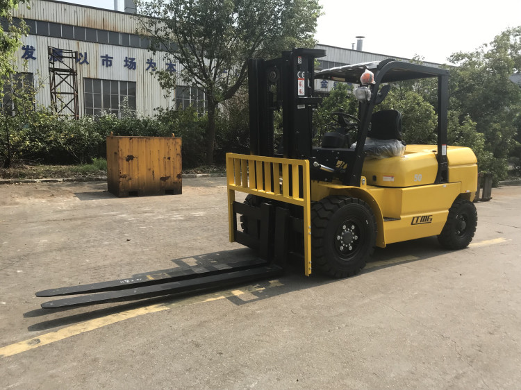 5000kg rated capacity diesel forklift truck with dual front tires