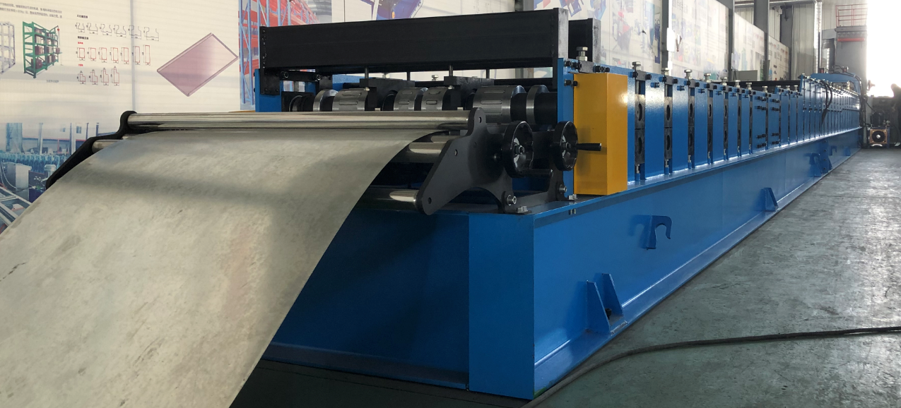Metal decking rolling machine