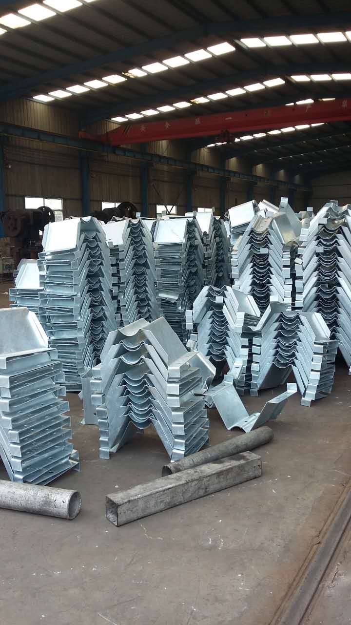 Highway Road Vehicle Barrier Galvanized Powder Coated Thrie Beam W Beam Guardrail