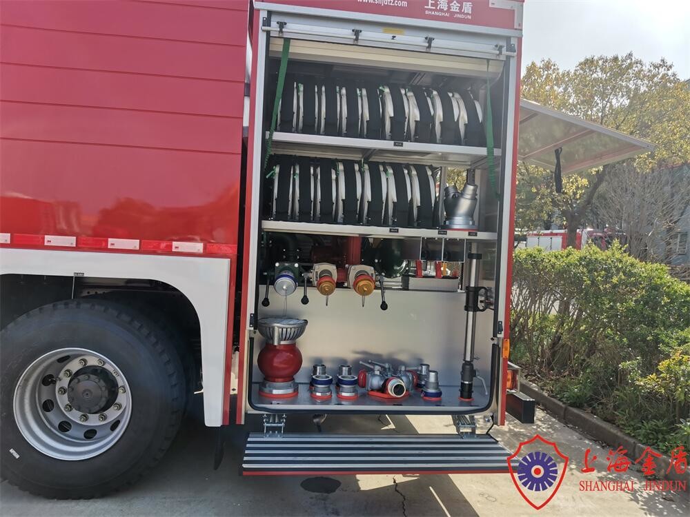 Light Duty 4×2 Drive 8000L Foam Fire Fighting Truck With Manual Fire Monitor