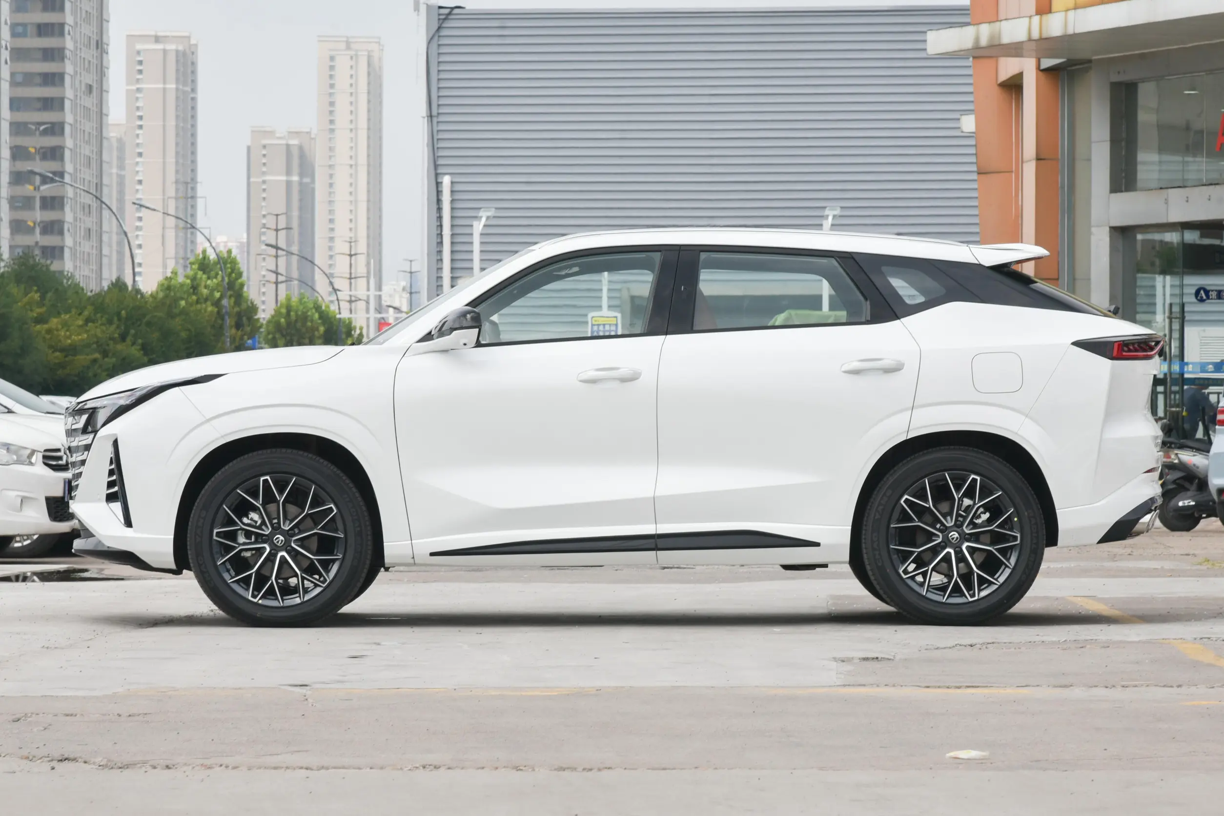 2025 Changan UNI-Z 1.5T DCT Prestige Model Gasoline SUV with 188hp FWD LHD R19 Maximum speed 200 Tire Size