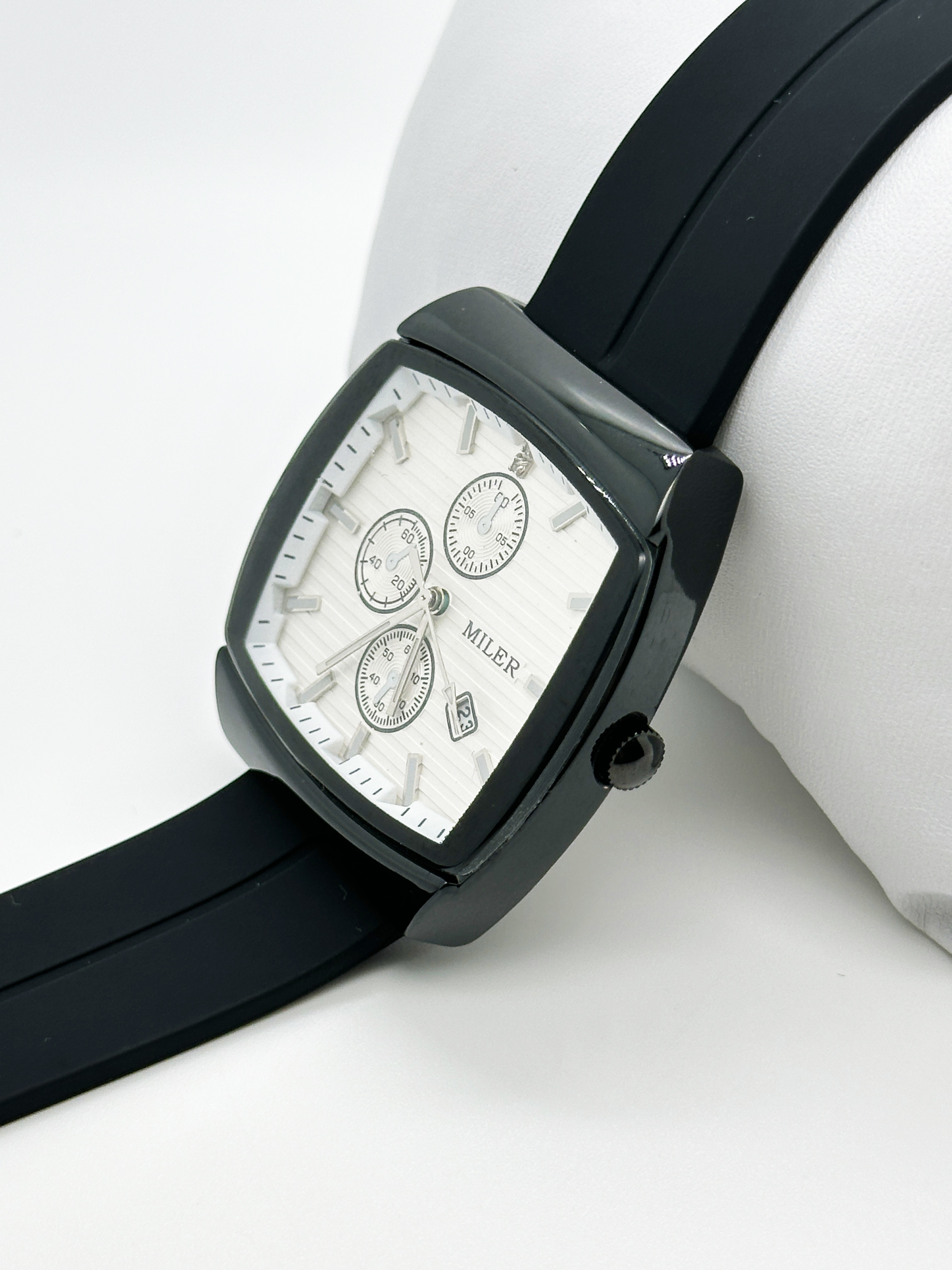 Custom White Dial Luxury Men's Watch Multiple Color Analog Display