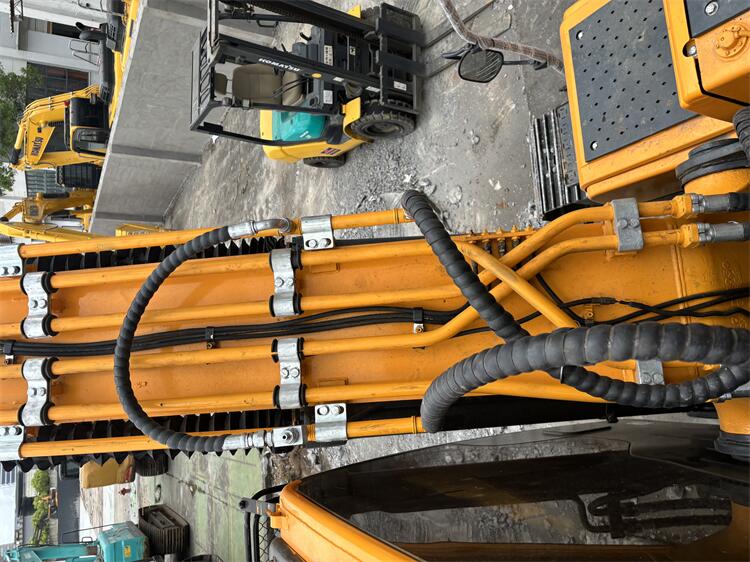 Modern 22 Tons Excavator Stock with 820 Working Hours and Original Hydraulic Cylinder