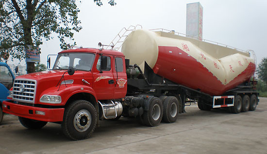 V / W Type Small Capacity Powder Bulk Cement Truck Various Size Customized