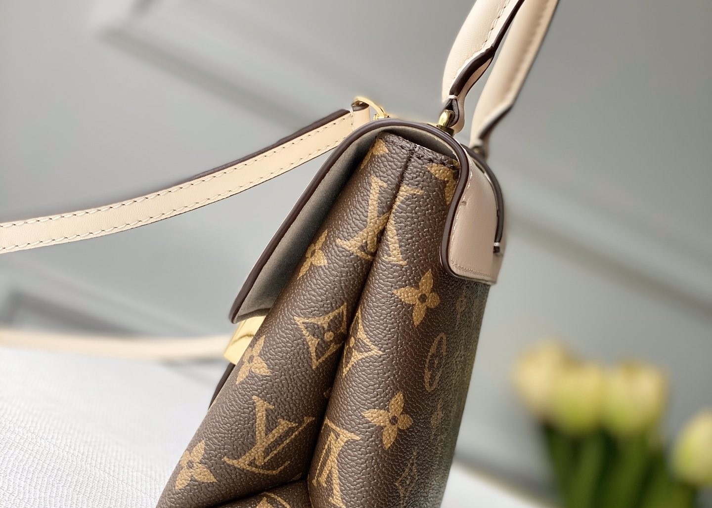 Women'S Black Handhold Luxury Bucket Bag With Lock Catch