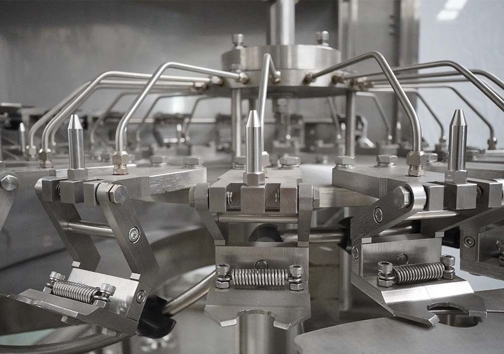 SUS304 mineral water PLC control Auto Liquid Filling Machine For PET Bottle
