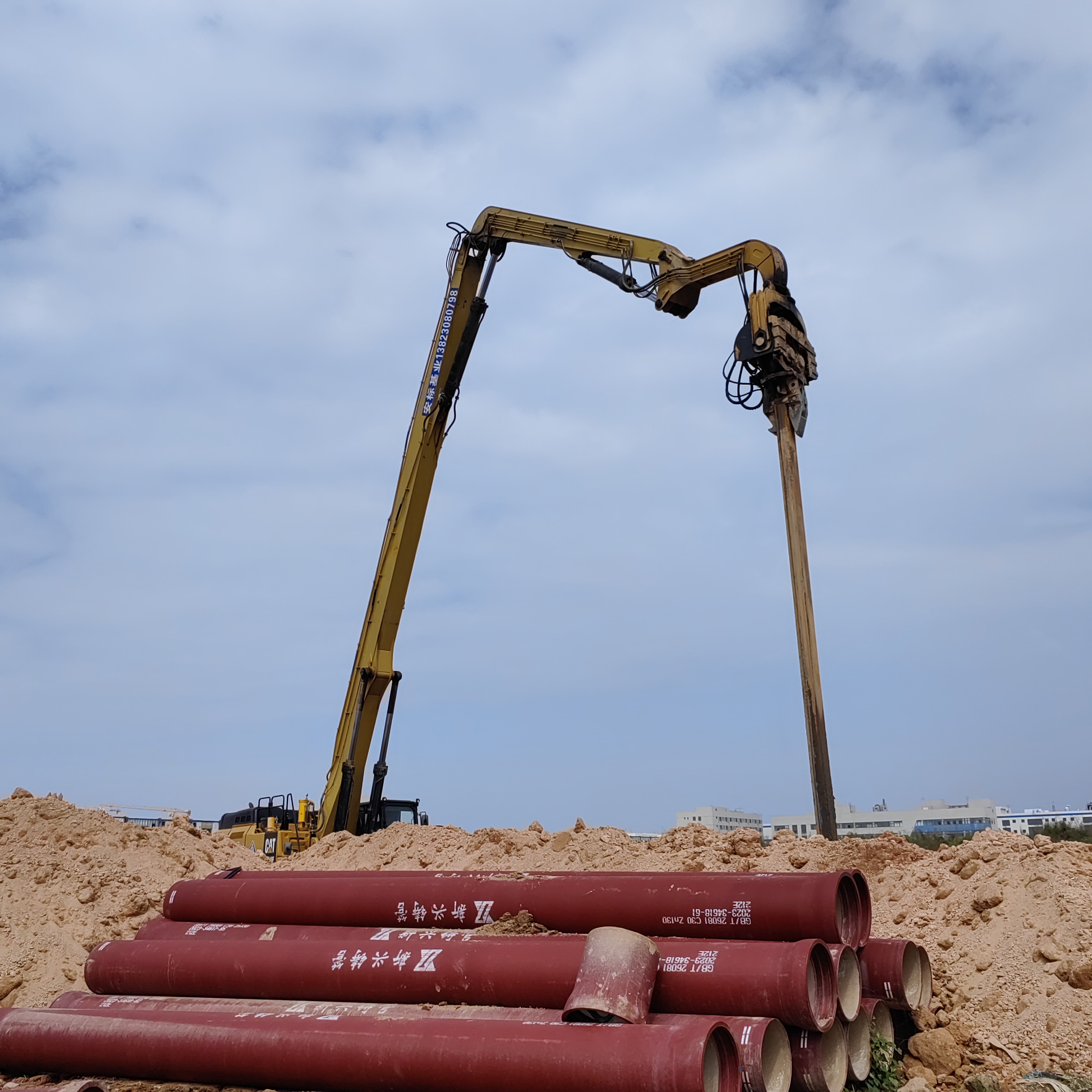 Powerful Excavator Pile Driving for Heavy-Duty Pile Installation for Cat352