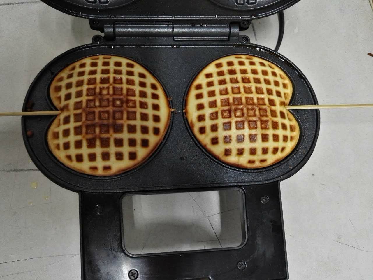 2 Holes Heart Waffle Maker Machine Custom Color With Bakelite Housing