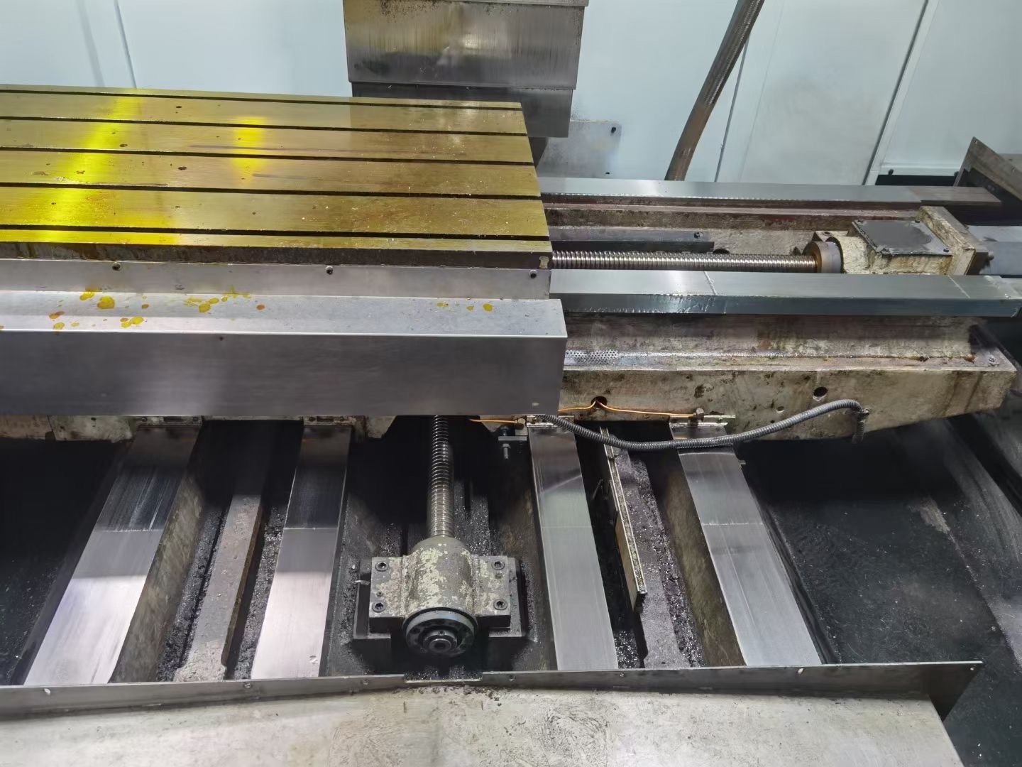 Used 3 Axis CNC Horizontal Machining Center BT 50 VMC CNC Milling Machine