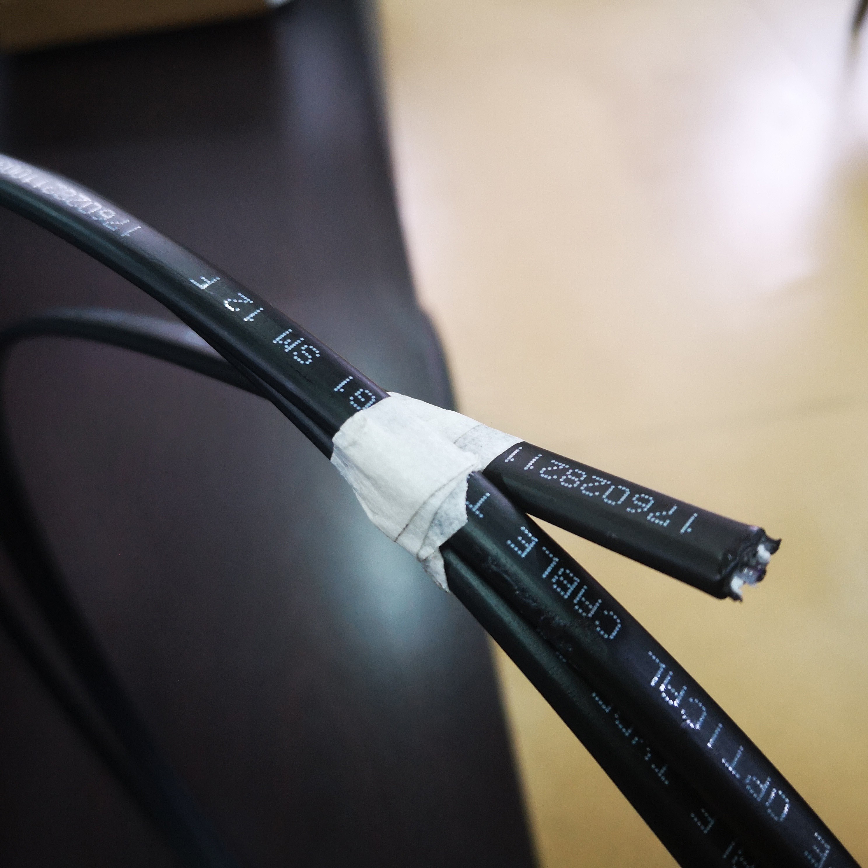 FTTH Flat Drop Cable G657A1 All Dielectric Aerial LSZH Sheath 1~12C