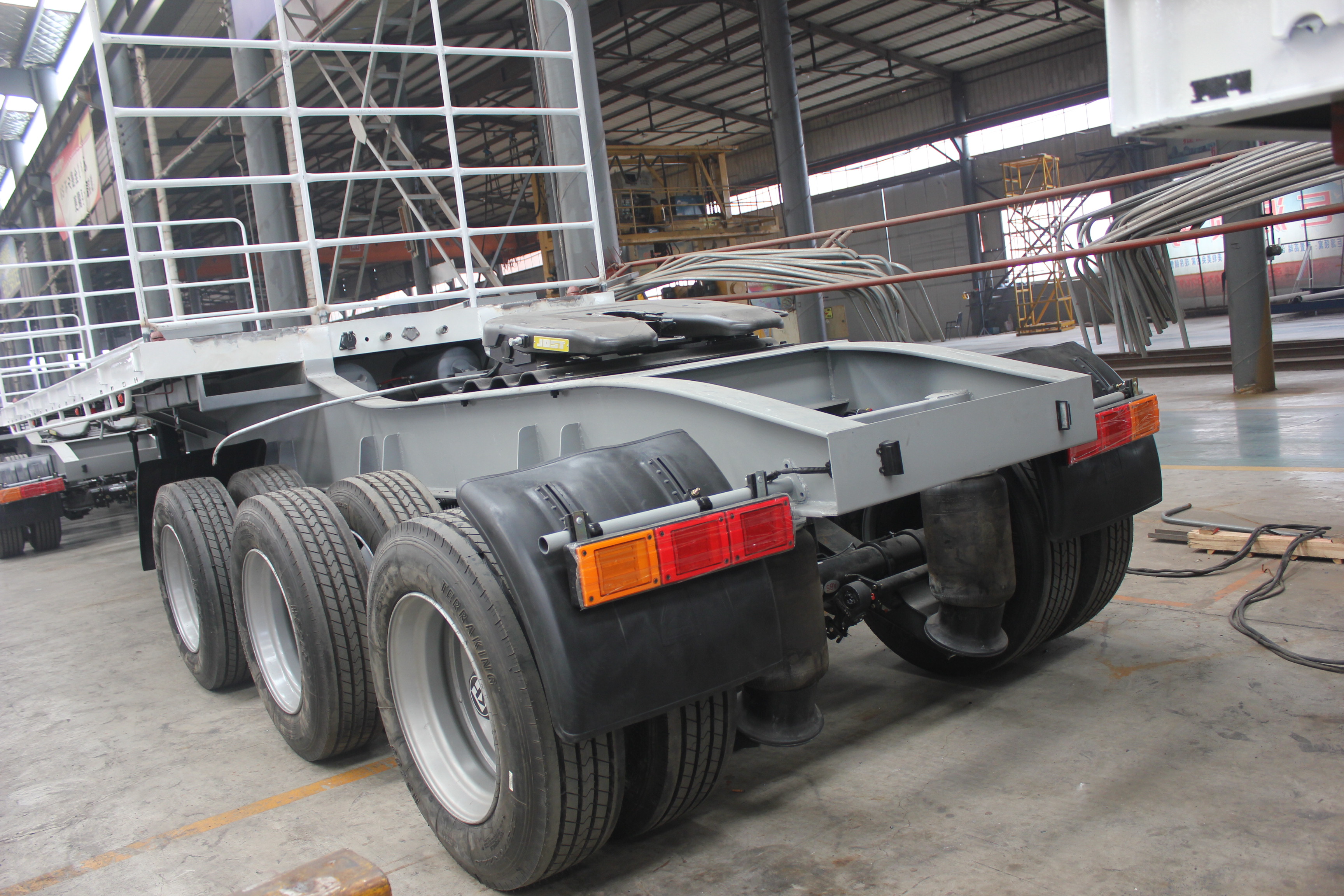 Standard 28T Landing Gear Inter Link Flatbed Semi Trailer with 80-120 Tons Rated Load