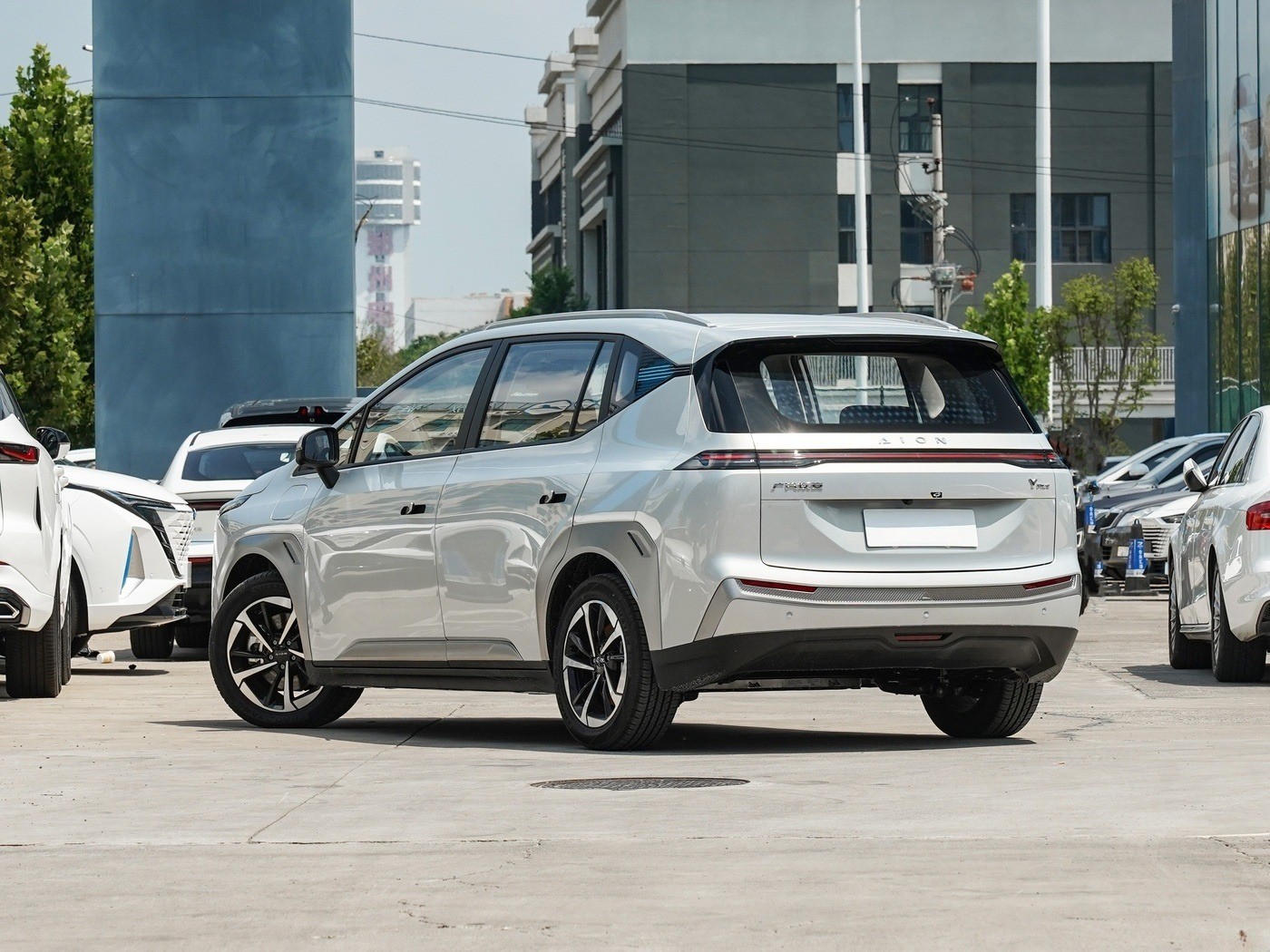 New Energy 2024 Aion Y 2024 Younger Star Flare Aion Ev Car 49.75Kwh 5 Door 5 Seat Compact Suv Pure Electric