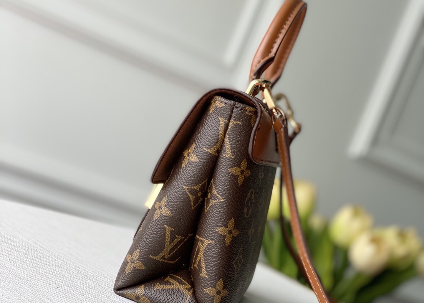 Women'S Black Handhold Luxury Bucket Bag With Lock Catch