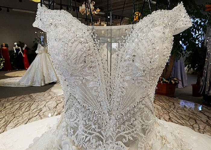 Luxury Bridal Ball Gowns Off Shoulder Sweetheart Lace Long Tail Crystal Beading