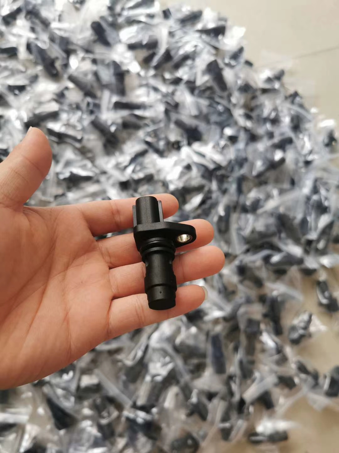 Auto Parts E210 E240 E290B Car Crankshaft Position Sensor VOE20482772 For Volvo Excavator