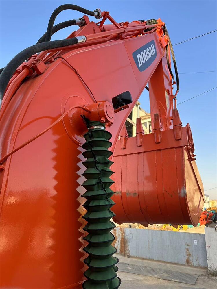 Korean Made Doosan DX225 Excavator 2022 Year 1400 Working Hours Used for Construction