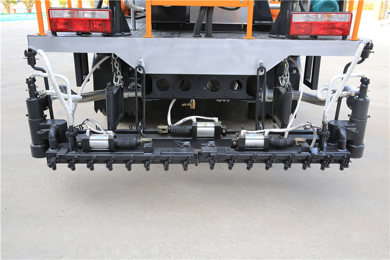 HOWO 4000L Asphalt Construction Equipment Covered With Stainless Steel Sheets