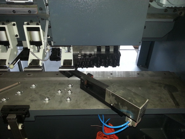 Stanless Steel CNC V Grooving Machine Foot Pedal Notching 6100mm Long Workpiece