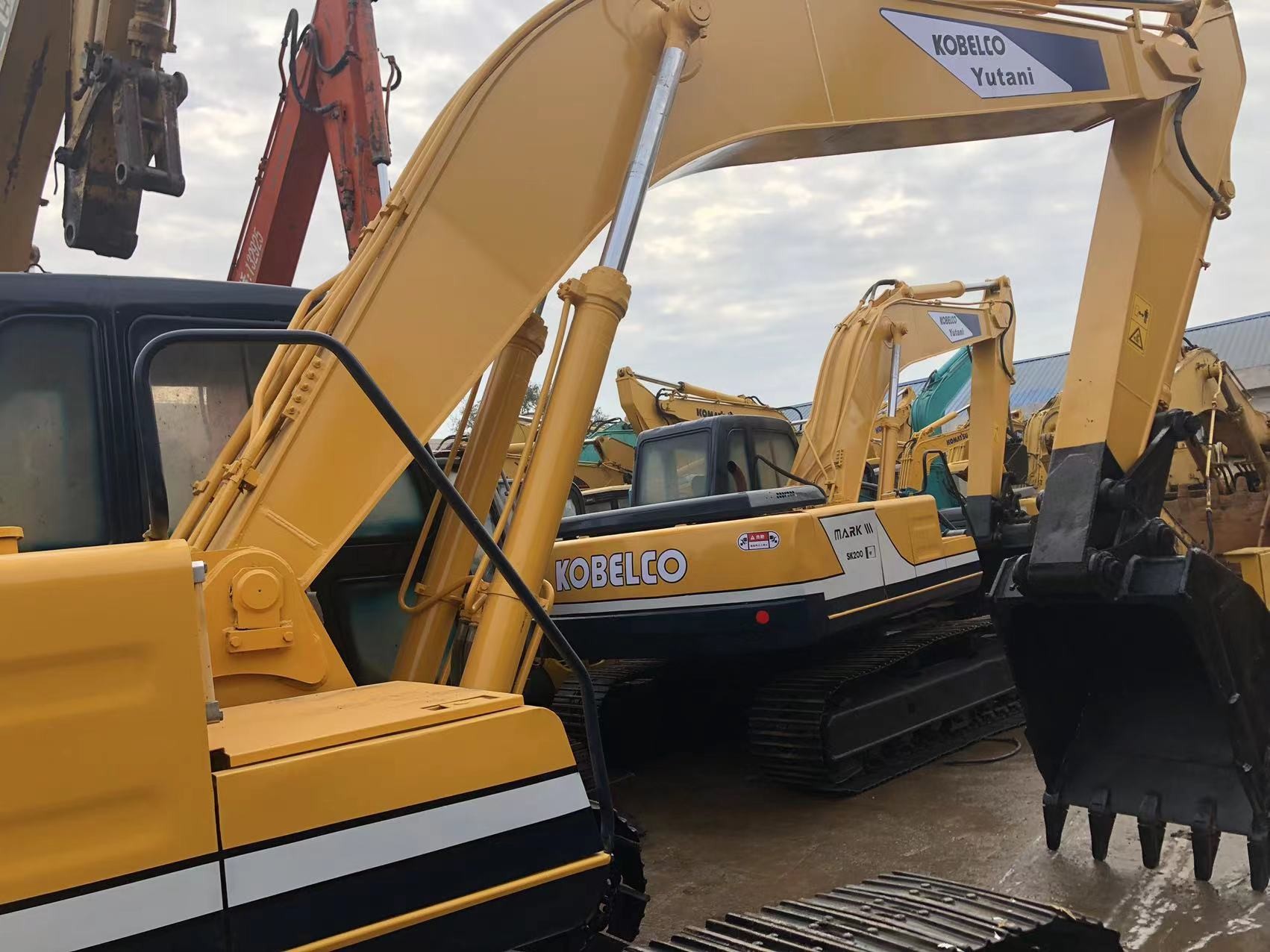 Crawler Type Used Kobelco Excavator SK200-3 SK200-4 SK200