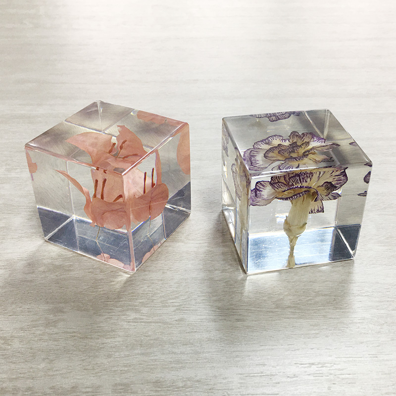 Wholesale cheap paper weight custom with real dry flowers resin paperweight acrylic clear crystal paper weight