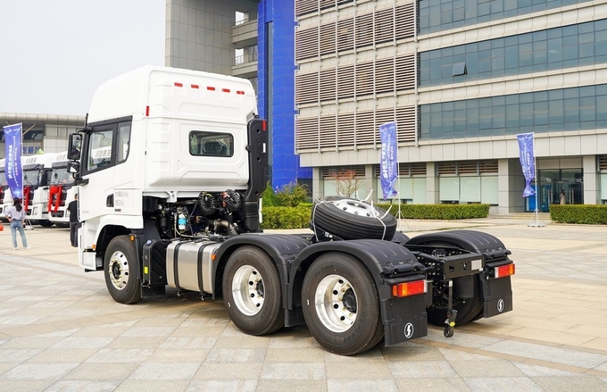 Top Choice Reliable Shacman Diesel X5000 Tractor Truck 6*4 left Driving WEICHAI engine