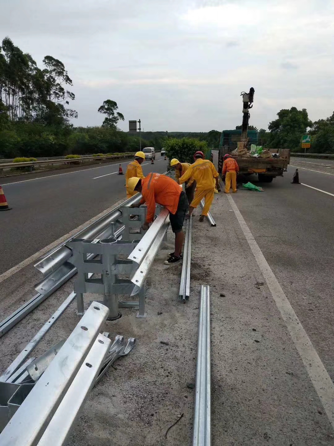 Road Safety Barrier with Q235 Q345 Steel Material and AASHTO M-180 Standard