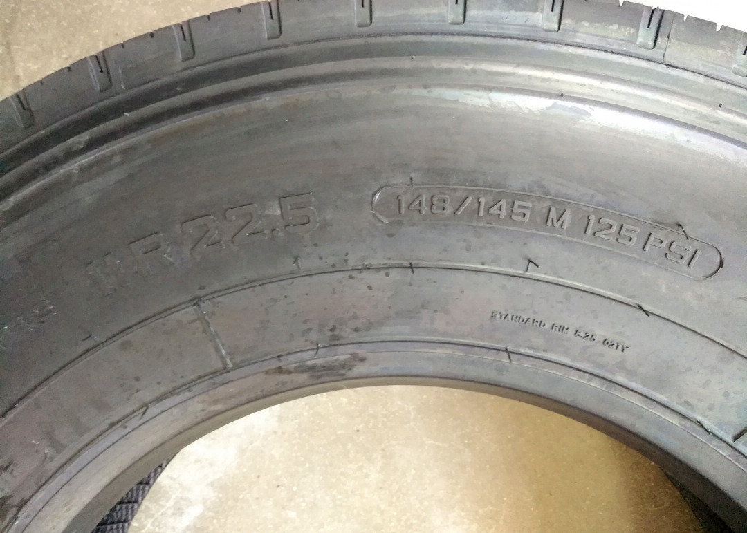 Reinforced 11R 22.5 Truck Tires , Low Rolling Resistance Tires 4 Zigzag Grooves