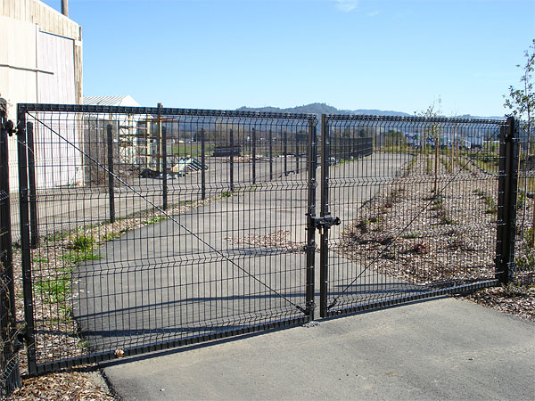 Green Garden Steel Fence Gates Hot Dipped Galvanized