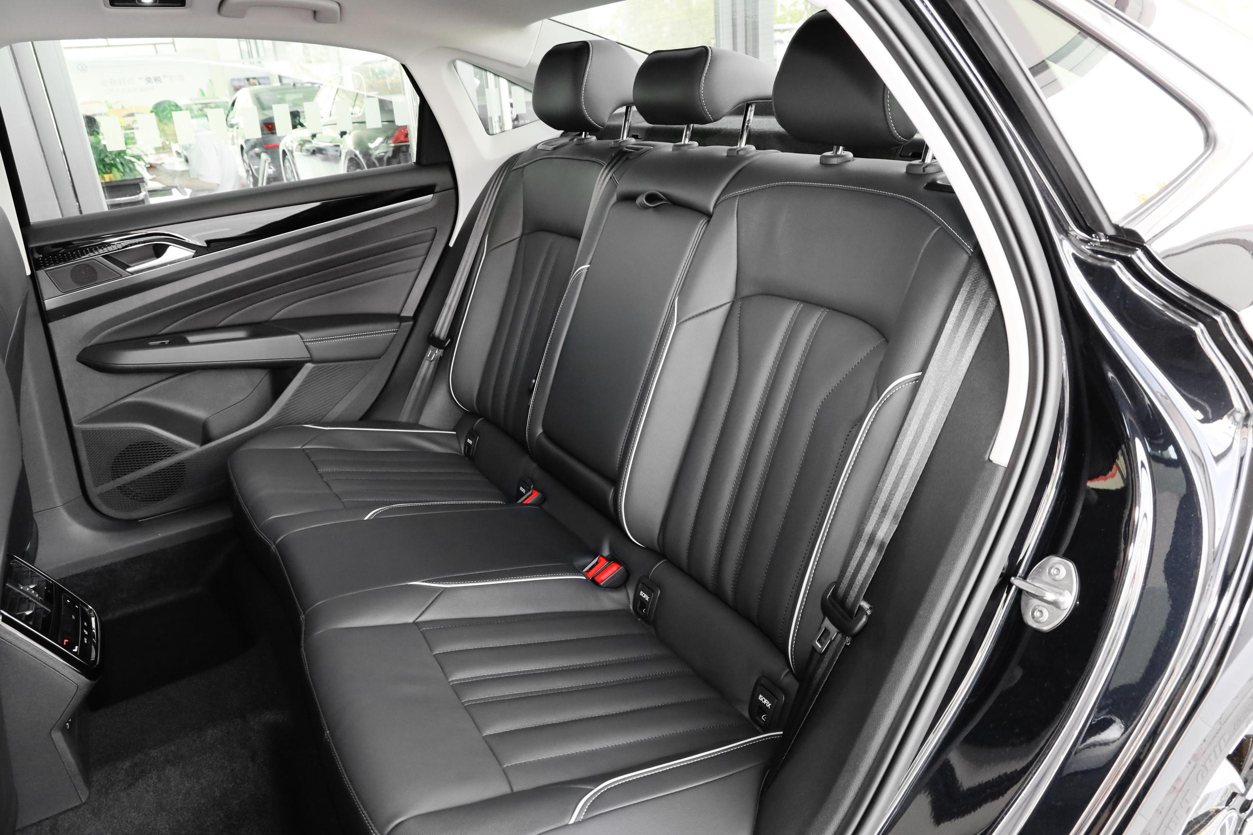 VW Pa-ssat 330TSI LED IQ. Light 2.0T Turbo 2023 Euro VI Sedan with Integral Body Cabin Structure and Electric Leather ACC
