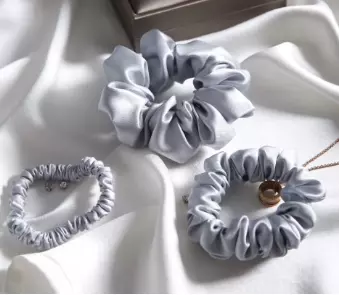 Colored Washable Silk Scrunchie , 19 Momme Stretchy Hair Ties For Girls