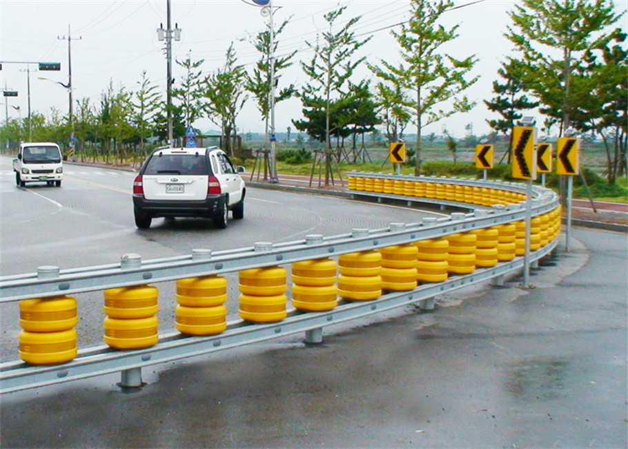 Impact Resistant Energy Absorbing Drum Safety Roller Barrier For Road Protection