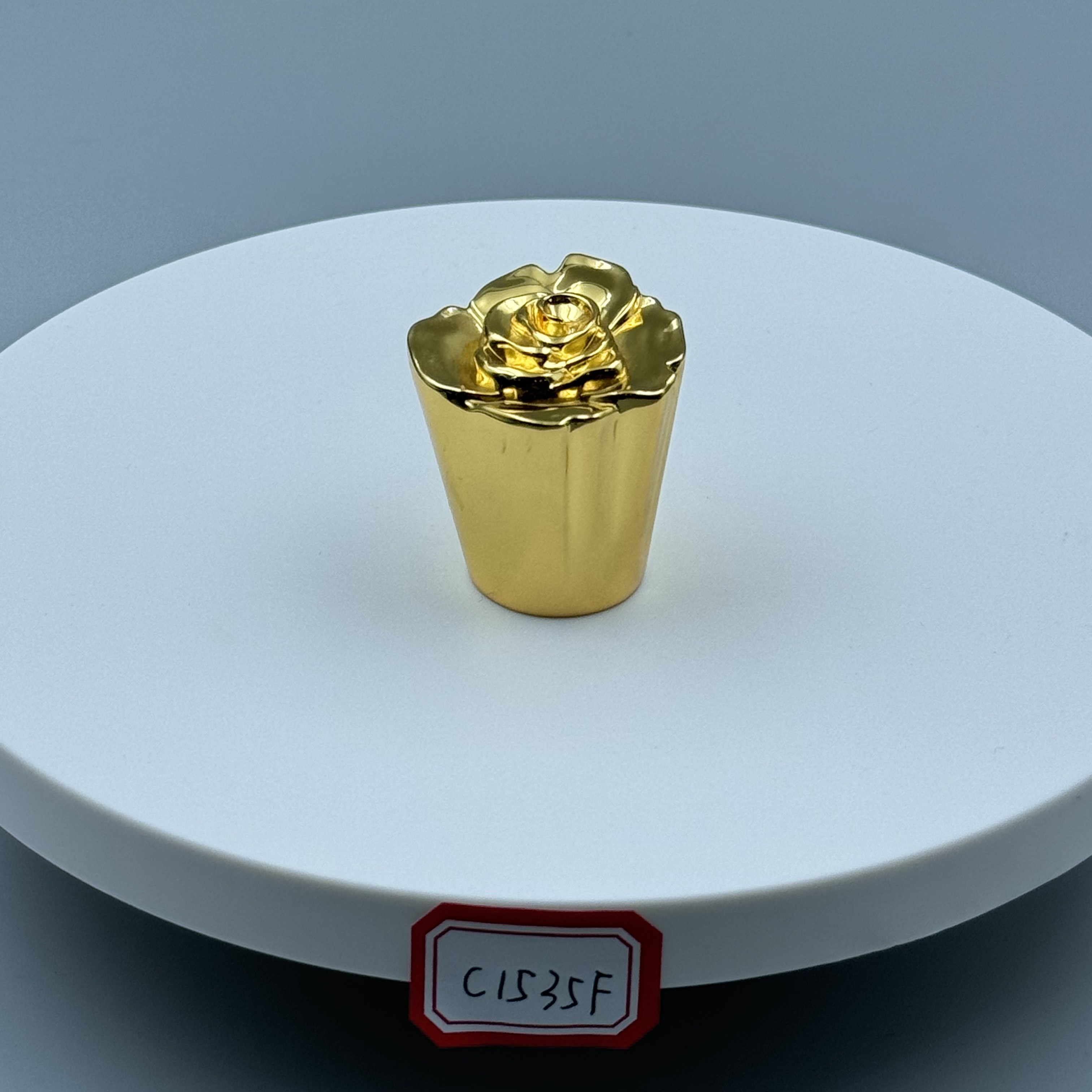 Custom Zamak Perfume Caps Personalize Your Fragrance Presentation with Style