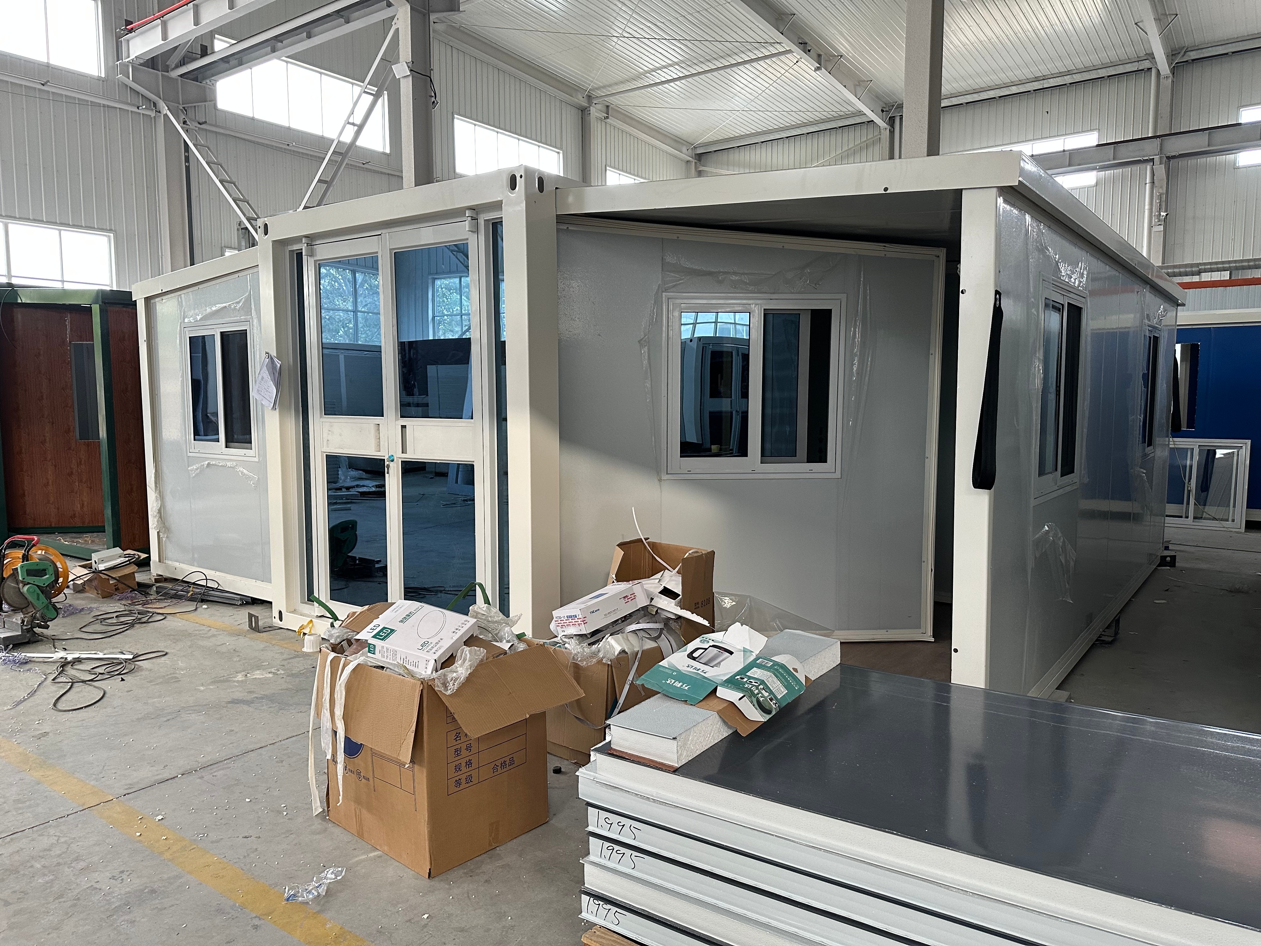 20ft Expandable Prefab Container House Industrial Design Style and White or Customized Color for Luxury Living