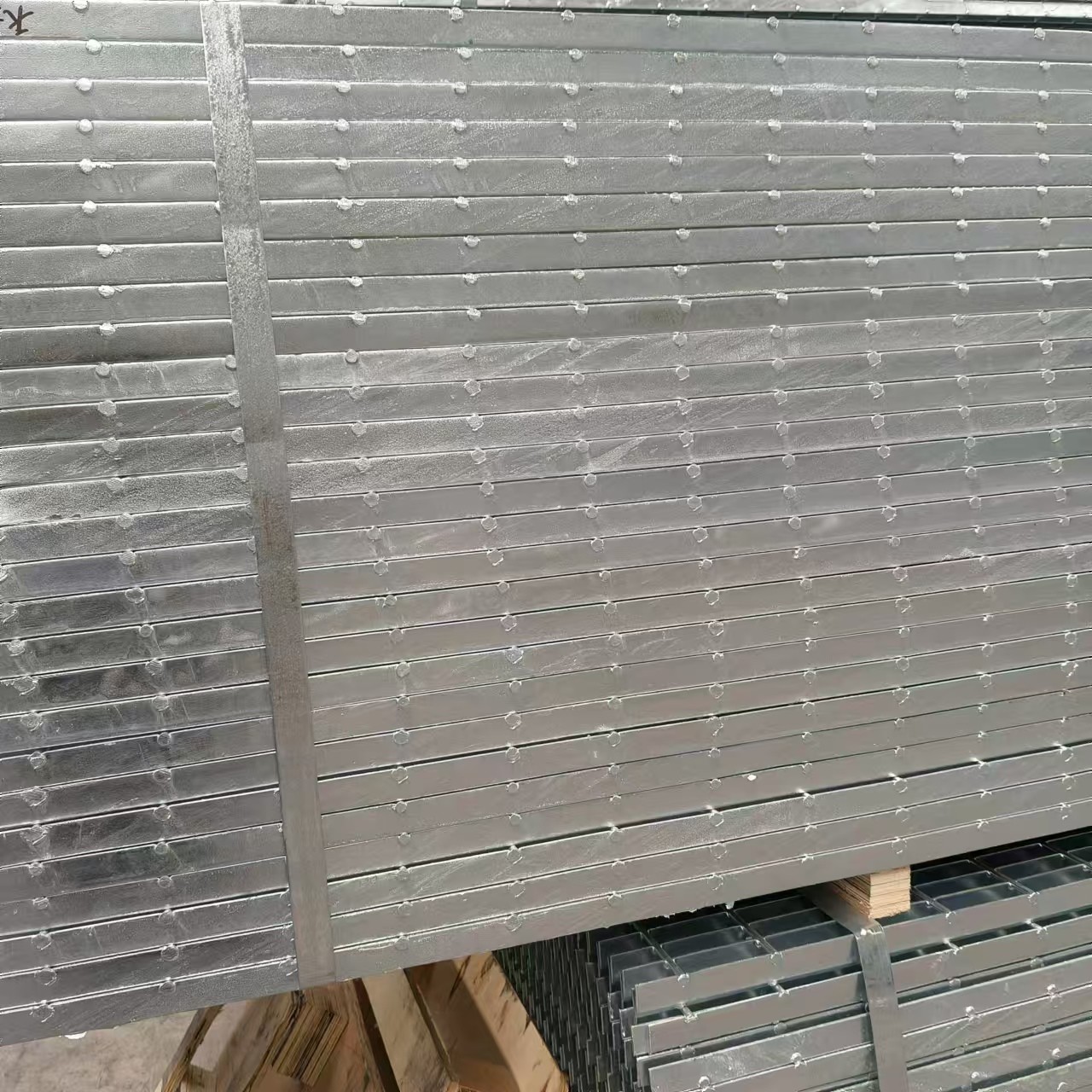 3mm 35mm Reinforced Bearing Bar Steel Grating For Heavy Duty Floor