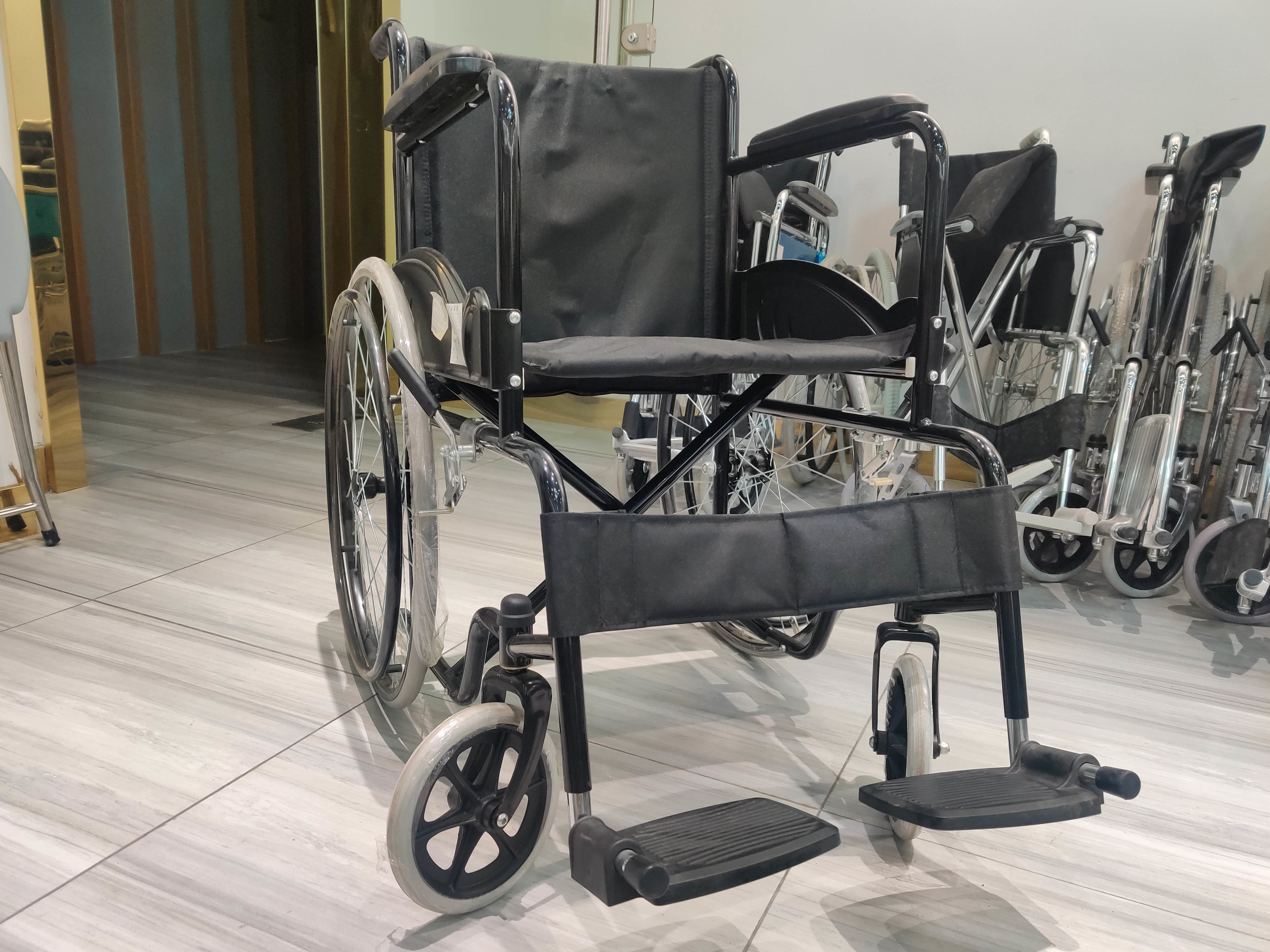 Fixed Armrest Folding Steel Wheelchair Weight Limit 100kgs