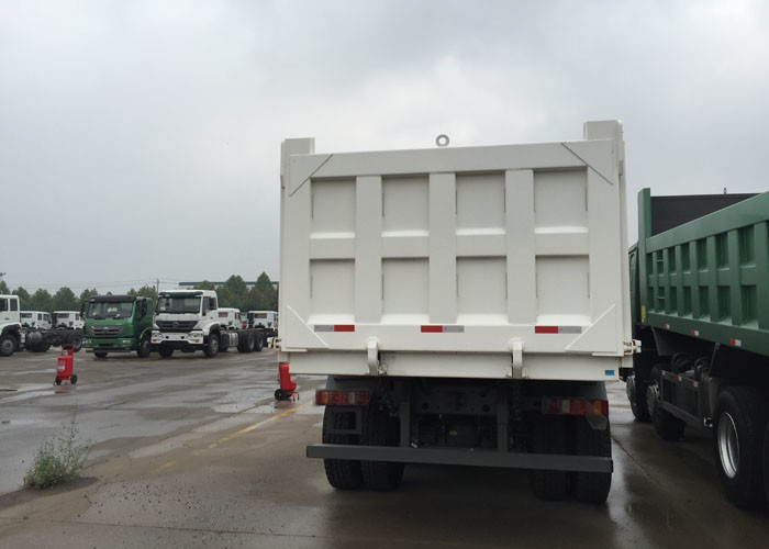 White Color Sinotruk Howo Dump Truck High Fuel Efficiency 30 - 40 Tons For Mining